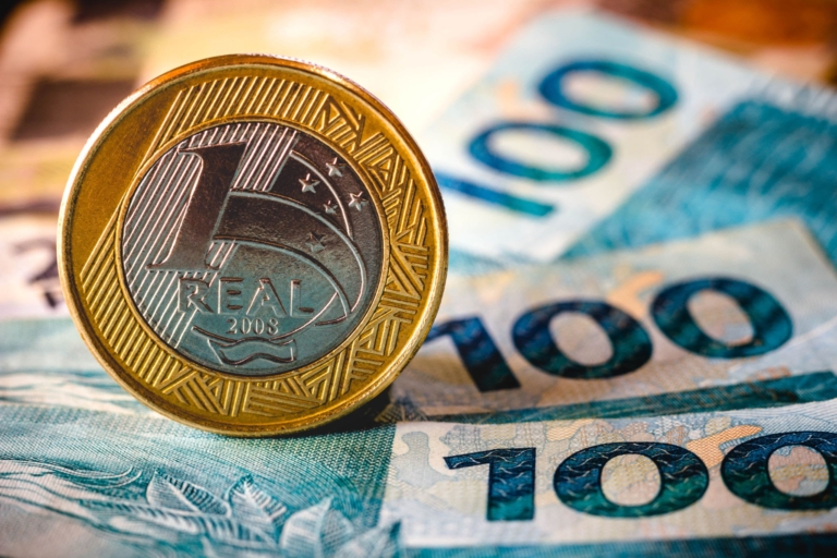 guardar dinheiro como notas de cem reais e moedas de 1 real