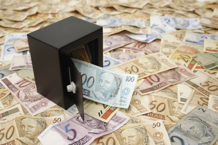 cofre de senha com dinheiro que foi guardado